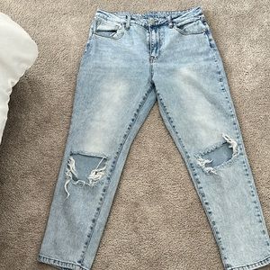No boundaries mom jeans